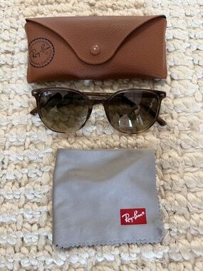 Ray-Ban Brown Gradient Wayfarer Sunglasses with Brown Case